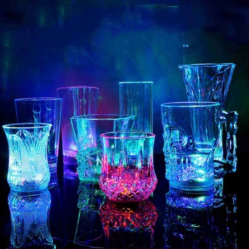 Krāsains Indukcijas LED Mirgo Automātiskā Kausa Jaunums Kvēlojošs Stikla Kauss Tumšā Naktī Bārā Kluba Apdarei Mirdzumu Grupa Krājumi